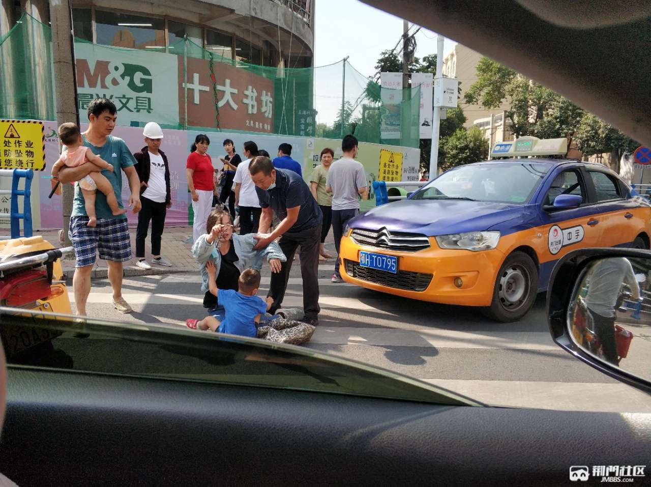 发生在荆门妇幼医院门口斑马线上