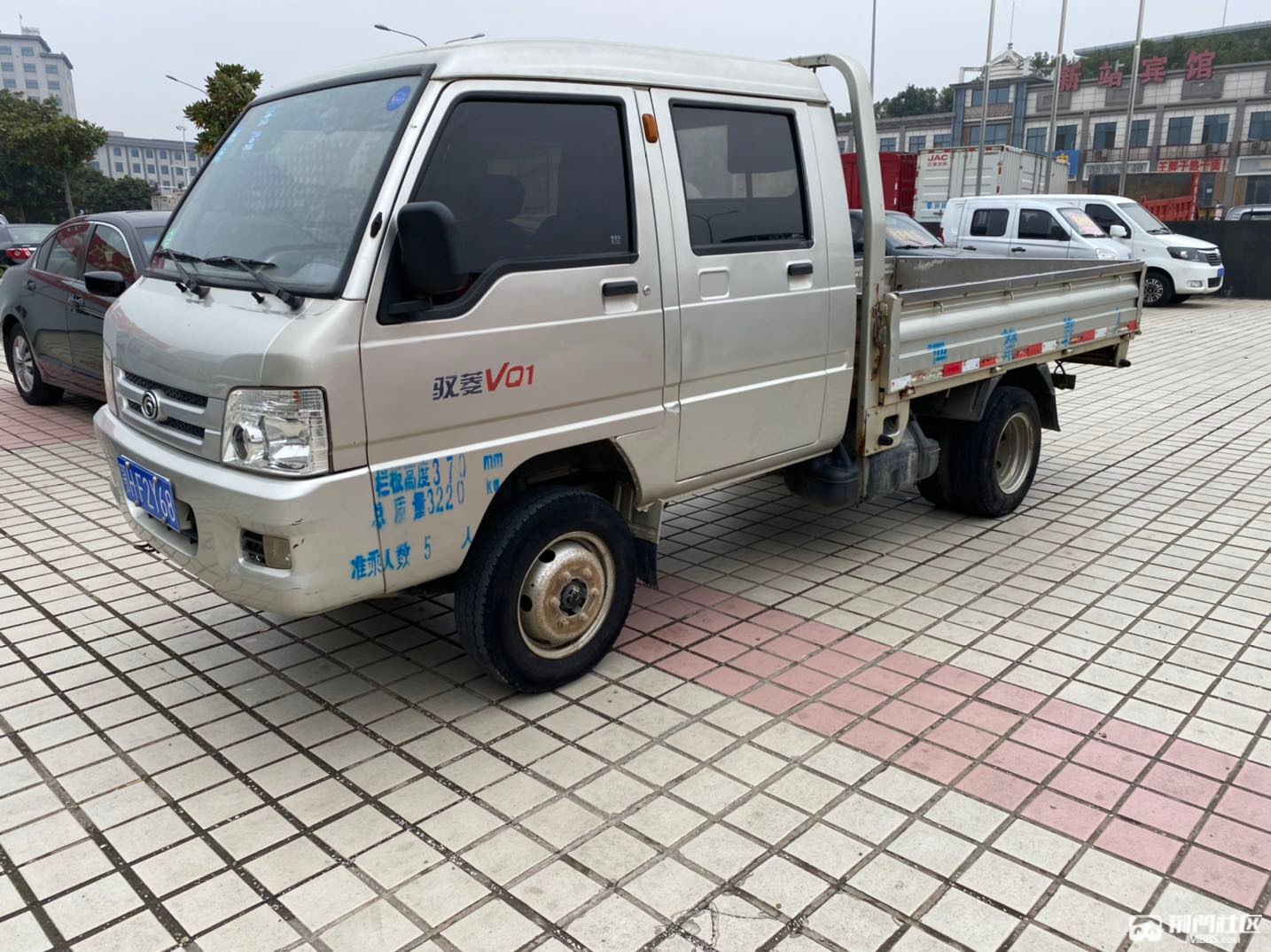 福田双排汽油小货车后双轮子
